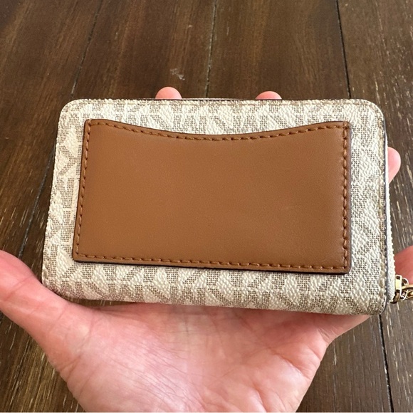 Michael Kors zip around wallet - Picture 2 of 15